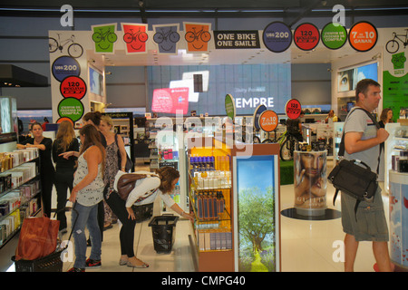 Uruguay,Montevideo,Carrasco General Cesáreo L. Berisso International Airport,MVD,Nuevo,nuovo terminal,duty-free,shopping shopper negozi negozi mar Foto Stock