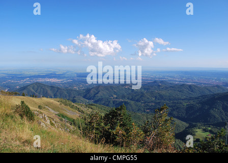 Vista panoramica mozzafiato sulla Valle Padana dalle Alpi, Bielmonte, Piemonte, Italia Foto Stock