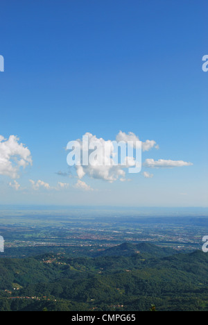 Vista panoramica mozzafiato sulla Valle Padana dalle Alpi, Bielmonte, Piemonte, Italia Foto Stock