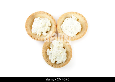 Pasticcini con formaggio morbido isolata su uno sfondo bianco Foto Stock