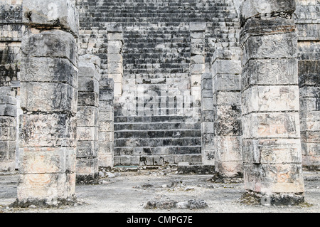 Gradini in pietra e pilastri a Chichen Itza zona archeologica nel centro di Yucatan, antica città maya e uno dei più famosi dei siti Maya. Foto Stock