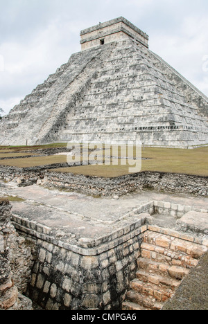 Scavo di fronte al tempio di Kukulkan (El Castillo) a Chichen Itza Zona archeologica e le rovine di una grande civiltà Maya città nel cuore della Penisola dello Yucatan del Messico. Foto Stock