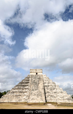 El Castillo Pyramid Chichen Itza Penisola dello Yucatan Messico / CHICHEN ITZA, Messico - la piramide del Tempio di Kukulkan, noto anche come El Castillo, è una struttura prominente presso il sito archeologico di Chichen Itza nella penisola dello Yucatan in Messico. Questa piramide a gradoni serviva da tempio dedicato a Kukulkan, la divinità serpente piumata della mitologia Maya. Chichén Itzá fu una delle più grandi città Maya, fiorendo come centro principale della civiltà Maya dal 600 al 1200 d.C. circa. Il sito mette in mostra l'avanzata conoscenza architettonica e astronomica degli antichi Maya. Dichiarato Patrimonio dell'Umanità dall'UNESCO Foto Stock