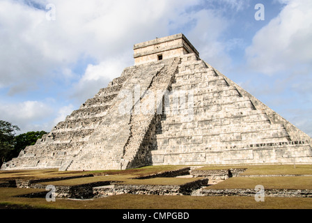 Ripresa a tutto campo del tempio di Kukulkan (El Castillo) a Chichen Itza Zona archeologica e le rovine di una grande civiltà Maya città nel cuore della Penisola dello Yucatan del Messico. Foto Stock