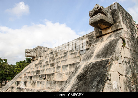 Scale di pietra Chichen Itza Jaguar si dirige verso il Messico // scale di pietra a Chichen Itza con teste jaguar su entrambi i lati. La Jaguar è un simbolo ricorrente nella cultura Maya. Foto Stock