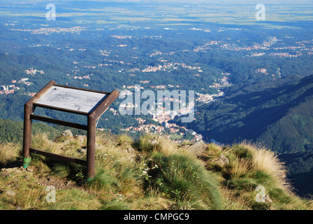 Vista panoramica mozzafiato sulla Valle Padana dalle Alpi, Bielmonte, Piemonte, Italia Foto Stock