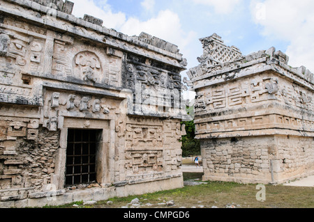 CHICHEN ITZA, Messico: Edifici decorati con decorazioni a Chichen Itza, un sito archeologico precolombiano nello Yucatan, Messico. Questo edificio e' conosciuto come 'la Iglesia' ed e' nel complesso di edifici Las Monjas. Foto Stock