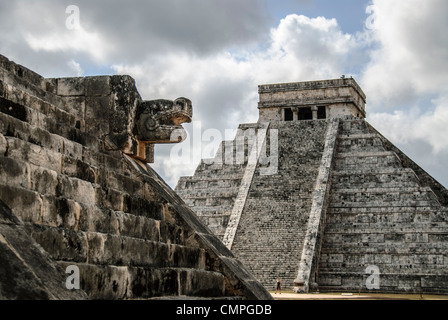 CHICHEN ITZA, Messico - Tempio di Kukulkan (El Castillo) a Chichen Itza Zona archeologica e le rovine di una grande civiltà Maya città nel cuore della Penisola dello Yucatan del Messico. A sinistra, l'edificio è noto come la piattaforma di Venere. Foto Stock
