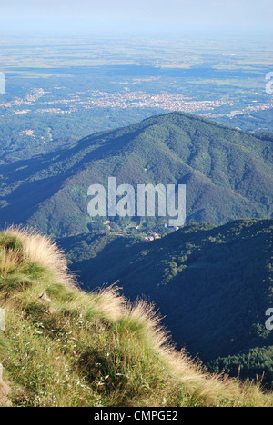 Vista panoramica mozzafiato sulla Valle Padana dalle Alpi, Bielmonte, Piemonte, Italia Foto Stock