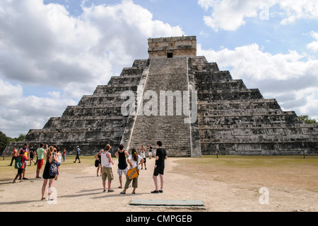 Turisti a El Castillo Chichen Itza Messico | CHICHEN ITZA, Messico - i visitatori si riuniscono sulla grande Terrazza prima di El Castillo, il Tempio di Kukulcán, la cui piramide calcarea a nove terrazze si erge a 98 piedi (30 m) sopra l'antica capitale Maya. L'arrampicata è stata vietata dal 2008, quando una caduta fatale sulla ripida scala interna ha portato l'INAH a sigillare sia i gradini esterni che la precedente piramide Castillo-sub, che detiene un trono giaguaro intarsiato in giada. Foto Stock