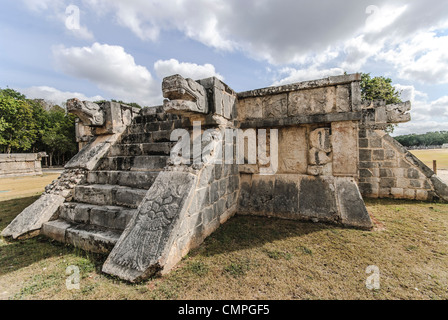 Chichen Itza Venus Platform Jaguar Head Sculptures Messico // CHICHEN ITZA, Messico - la piattaforma Venere, una struttura cerimoniale compatta nell'antica città Maya di Chichen Itza, presenta sculture distintive della testa di jaguar che fiancheggiano la sua scalinata. La piattaforma, dedicata al pianeta Venere, dimostra la sofisticata comprensione dell'astronomia dei Maya e la sua integrazione nell'architettura religiosa. Questa struttura si trova vicino alla piazza centrale del complesso archeologico, che fa parte del nucleo cerimoniale della città. Foto Stock