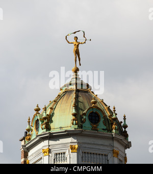 Dettaglio del tetto e oro statue sul tetto della Maison du Roi d Espagne nella Grand Place di Bruxelles Foto Stock