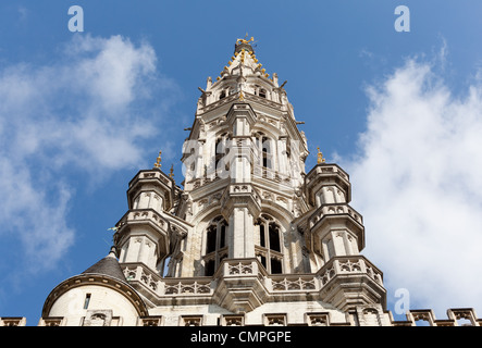 Ornato Bruxelles Town Hall in Grand Place con il dettaglio della torre Foto Stock