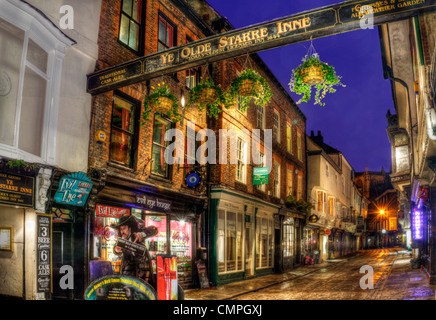 Stonegate, York di notte Foto Stock