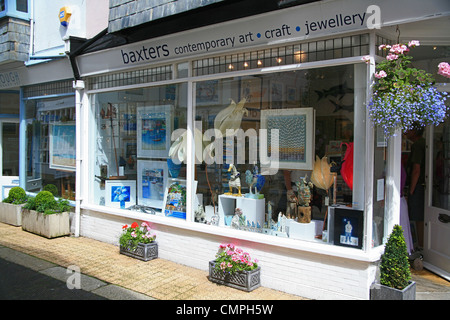 Uno dei molti arte e negozi di artigianato in Noss Street in Dartmouth, Devon, Inghilterra, Regno Unito Foto Stock