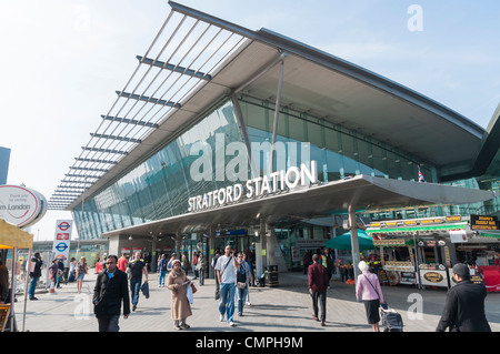 LONDON, Regno Unito - 24 Marzo: ingresso della stazione di Stratford, la stazione principale di servire i Giochi Olimpici nel 2012. Marzo 24, 2012 in Lon Foto Stock