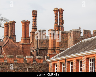 Camini a Hampton Court Palace, Richmond sul Tamigi, Inghilterra, Regno Unito: Tudor laterizi con pattern distintivo Foto Stock