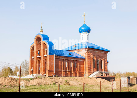 Una chiesa ortodossa russa con un luminoso tetto blu in costruzione a Perm, Russia, nei pressi del fiume Kama Foto Stock