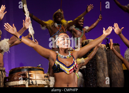 Il sudafricano UMOJA musicale si apre in corrispondenza del Peacock Theatre, Londra. "Umoja' significa 'appartenenza' in Zulu. Foto Stock