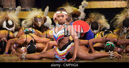 Il sudafricano UMOJA musicale si apre in corrispondenza del Peacock Theatre, Londra. "Umoja' significa 'appartenenza' in Zulu. Foto Stock