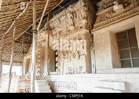 EK' BALAM, Messico: Decorazioni ornamentali scolpite all'esterno della tomba di Ukit Kan le'k Tok' in cima all'Acropoli sul lato settentrionale del sito archeologico di Ek'Balam sulla penisola dello Yucatan in Messico. Una volta era una fiorente città della civiltà Maya risalente al tardo periodo classico. Si trova a 30 km a nord di Valladolid e prende il nome dalla "Giaguaro Nero", un motivo distintivo in tutto il sito. Foto Stock