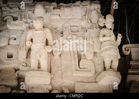 EK' BALAM, Messico - decorazioni scolpite all'esterno della tomba di Ukit Kan le'k Tok' in cima all'Acropoli sul lato settentrionale del sito archeologico di Ek'Balam sulla penisola dello Yucatan in Messico. Una volta era una fiorente città della civiltà Maya risalente al tardo periodo classico. Si trova a 30 km a nord di Valladolid e prende il nome dalla "Giaguaro Nero", un motivo distintivo in tutto il sito. Foto Stock