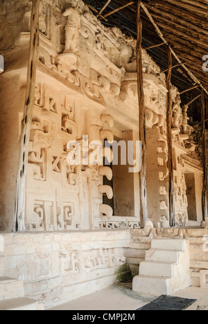 EK' BALAM, Messico - decorazioni scolpite all'esterno della tomba di Ukit Kan le'k Tok' in cima all'Acropoli sul lato settentrionale del sito archeologico di Ek'Balam sulla penisola dello Yucatan in Messico. Una volta era una fiorente città della civiltà Maya risalente al tardo periodo classico. Si trova a 30 km a nord di Valladolid e prende il nome dalla "Giaguaro Nero", un motivo distintivo in tutto il sito. Foto Stock