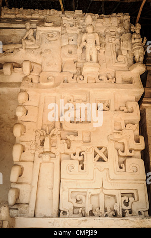 EK' BALAM, Messico - alcune delle intricate incisioni che decorano l'esterno della tomba di Ukit Kan le'k Tok' sulla cima dell'Acropoli sul lato settentrionale del sito archeologico di Ek'Balam sulla penisola dello Yucatan in Messico. Una volta era una fiorente città della civiltà Maya risalente al tardo periodo classico. Si trova a 30 km a nord di Valladolid e prende il nome dalla "Giaguaro Nero", un motivo distintivo in tutto il sito. Foto Stock