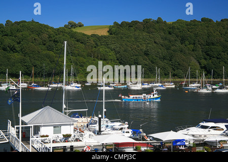 La Greenway traghetto passa il yacht e barche a motore ormeggiata in Dart Marina, Dartmouth, Devon, Inghilterra, Regno Unito Foto Stock