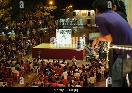 Il pubblico orologi ballerini competere sul palco come parte delle celebrazioni accanto alla piazza principale per la Regina Maya 2011 Festival nel centro di Valladolid, una città coloniale nel cuore della Penisola dello Yucatan del Messico. Foto Stock