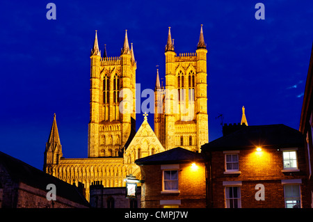 The cathedral and Cathedral Square in Lincoln UK at night Foto Stock
