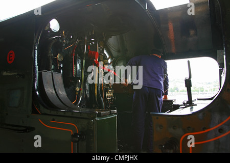 Guardando nella cabina di ex GWR locomotiva a vapore 5239 "Goliath" in Paignton - Stazione Ferroviaria di Dartmouth, Devon, Inghilterra, Regno Unito Foto Stock
