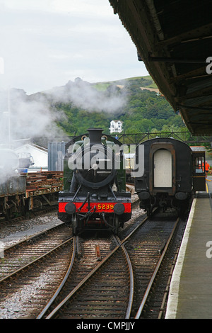 Ex GWR locomotiva a vapore 5239 "Golia' alla stazione di Kingswear in Paignton - Stazione Ferroviaria di Dartmouth, Devon, Inghilterra, Regno Unito Foto Stock