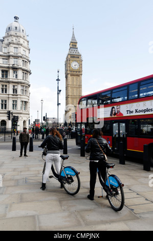 Ragazze su Boris Bikes dal Big Ben di Londra, Regno Unito Foto Stock