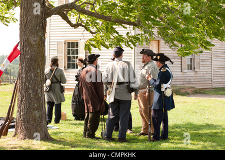 Manassas National Battlefield Park. La guerra civile americana rievocazione a casa di Henry Hill. Soldati e civili mettendo in pausa la chat Foto Stock