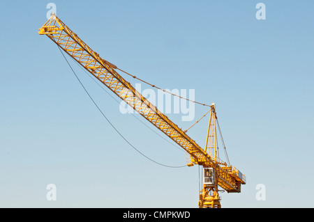 Yellow Crane contro il cielo blu Foto Stock