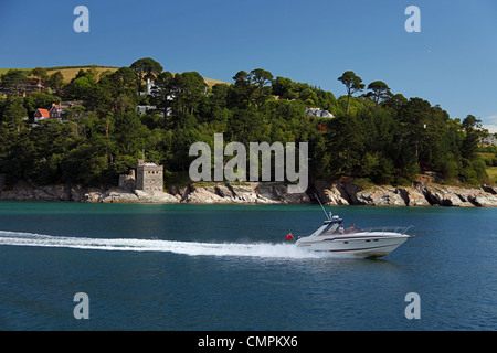 Un accelerando imbarcazione a motore passa Kingswear castello a guardia l ingresso del fiume Dart, Devon, Inghilterra, Regno Unito Foto Stock