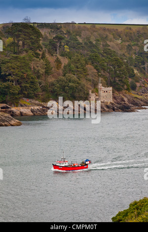 Una piccola barca da pesca passa Kingswear castello a guardia l ingresso del fiume Dart, Devon, Inghilterra, Regno Unito Foto Stock