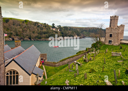 Una piccola barca da pesca passa Dartmouth Castle custodendo l ingresso del fiume Dart, Devon, Inghilterra, Regno Unito Foto Stock