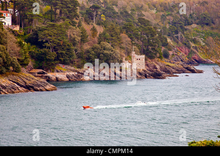 Un RNLI matasse gonfiabile un diasbled imbarcazione a motore passato Kingswear Castle all'entrata del fiume Dart, Devon, Inghilterra, Regno Unito Foto Stock