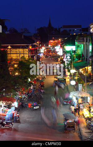 Pub Street al crepuscolo. Siem Reap, Cambogia, Asia sud-orientale, Asia Foto Stock