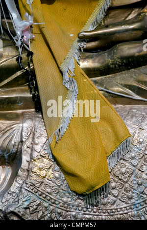 Una luminosa statua del Buddha è drappeggiati in oro a antica Wat Pa Sak tempio buddista in Chiang Sean, Thailandia. Foto Stock