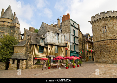 Vitre, Ille-et-Vilaine Bretagna, Francia - Vecchie tipiche case a graticcio, esterna Foto Stock