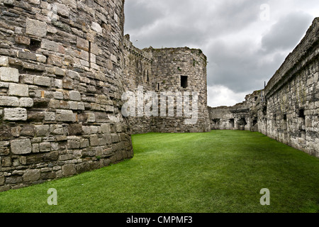 Beaumaris Castle pareti sull'Isola di Anglesey nel Galles del Nord Foto Stock