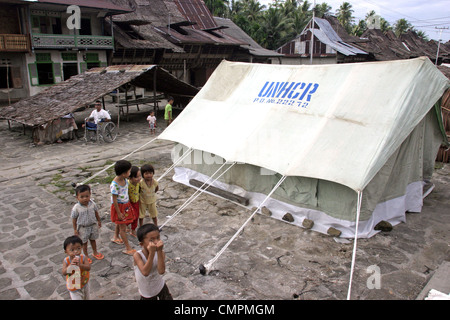 Ong fornito in tenda al di sopra del villaggio Lagundri Bay sull'isola di Nias dopo il 28 marzo 2005 grandezza 8.7 terremoto. Indonesia Foto Stock