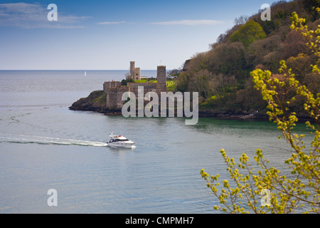 Una barca a motore di entrare nel fiume Dart e passaggio di Dartmouth Castle, Sud prosciutti, Devon, Inghilterra, Regno Unito Foto Stock