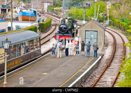 Ex GWR locomotiva a vapore 7827 'Lydham Manor' accoppiamento fino alla stazione di Kingswear per un treno per Paignton, Devon, Inghilterra, Regno Unito Foto Stock