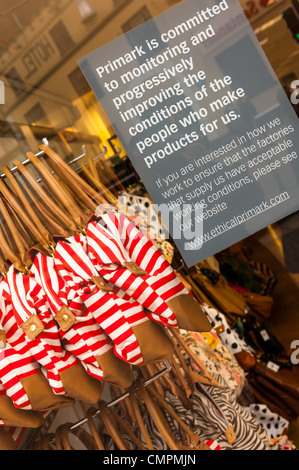 Un segno nella finestra di Primark shop store in Norwich , Norfolk , Inghilterra , Inghilterra , Regno Unito Foto Stock