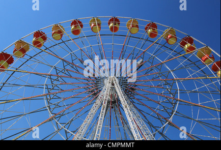 Gigante ruota colorata con il suo arancio e giallo sedie dal bel tempo Foto Stock