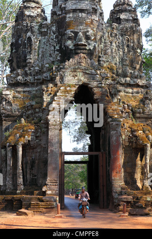 Vista interna della porta nord di Angkor Thom, un sito patrimonio mondiale dell'UNESCO. Angkor, Siem Reap, Cambogia, Asia sud-orientale, Asia Foto Stock